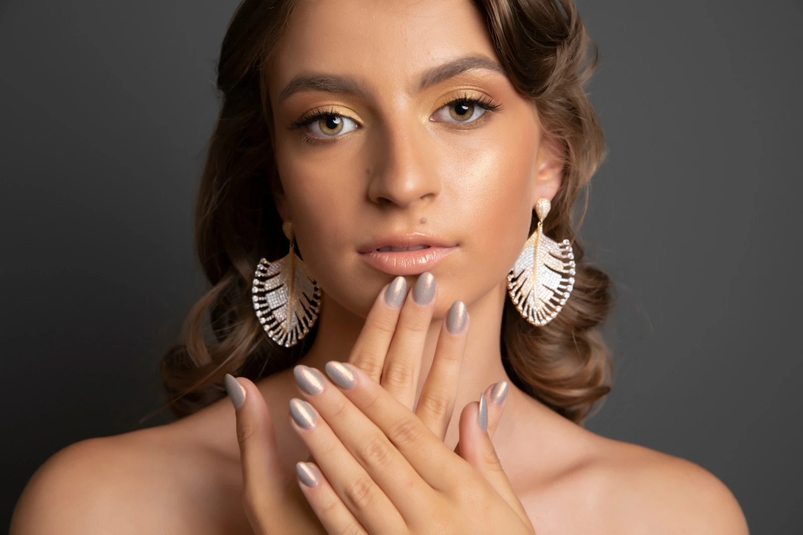 Portret din shootingul Evolution Beauty, cu coafură, machiaj și manichiură